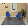 mesa 2 cadeiras retangular de parede branca com cadeira azul 3