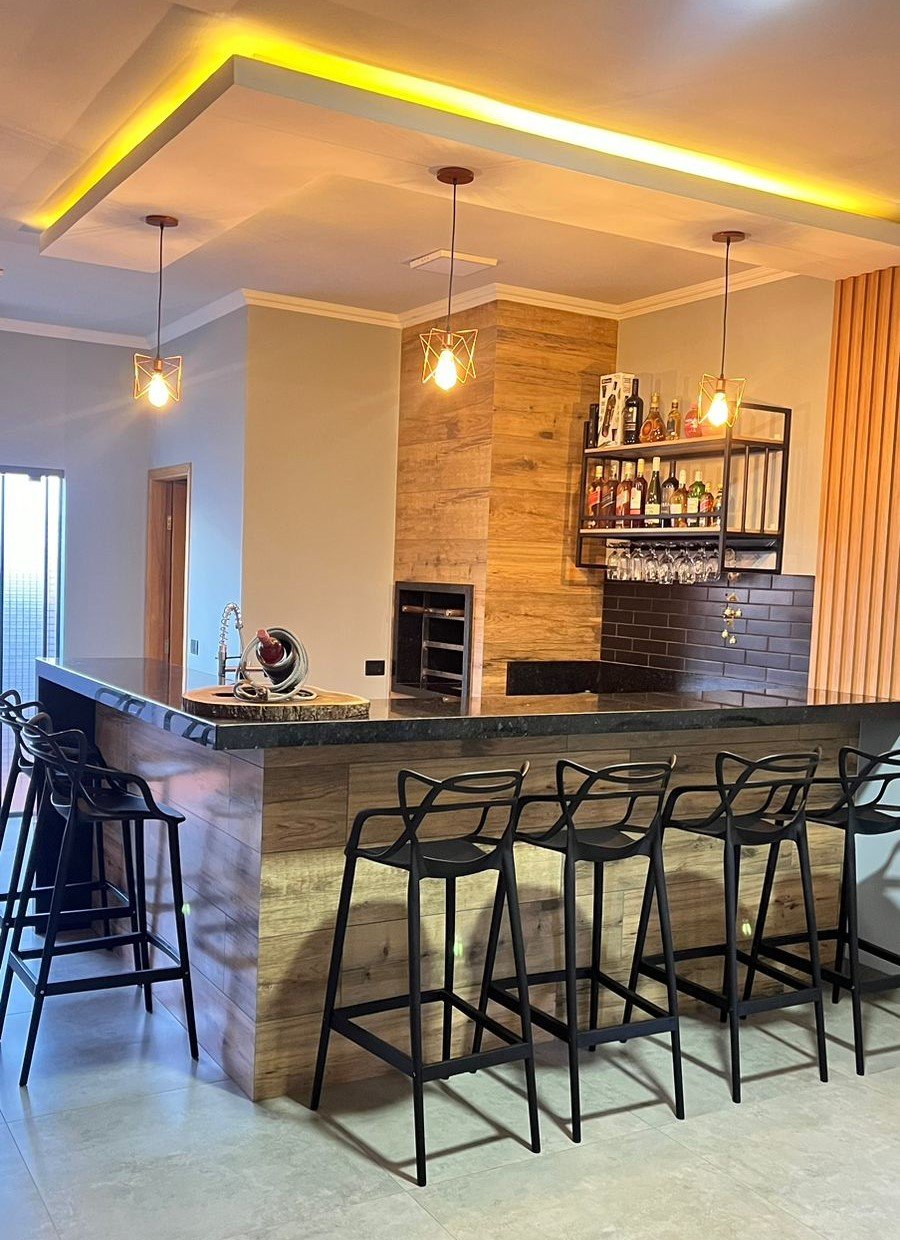 Banqueta Alta Master Allegra Preta com Encosto em Polipropileno Magazine Decor