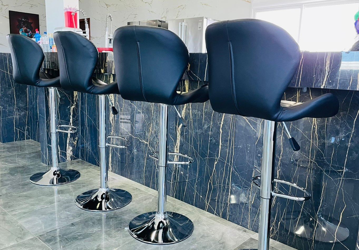 Banqueta Alta Estofada Slim Giratoria Preta para Bancadas e Restaurantes Magazine Decor