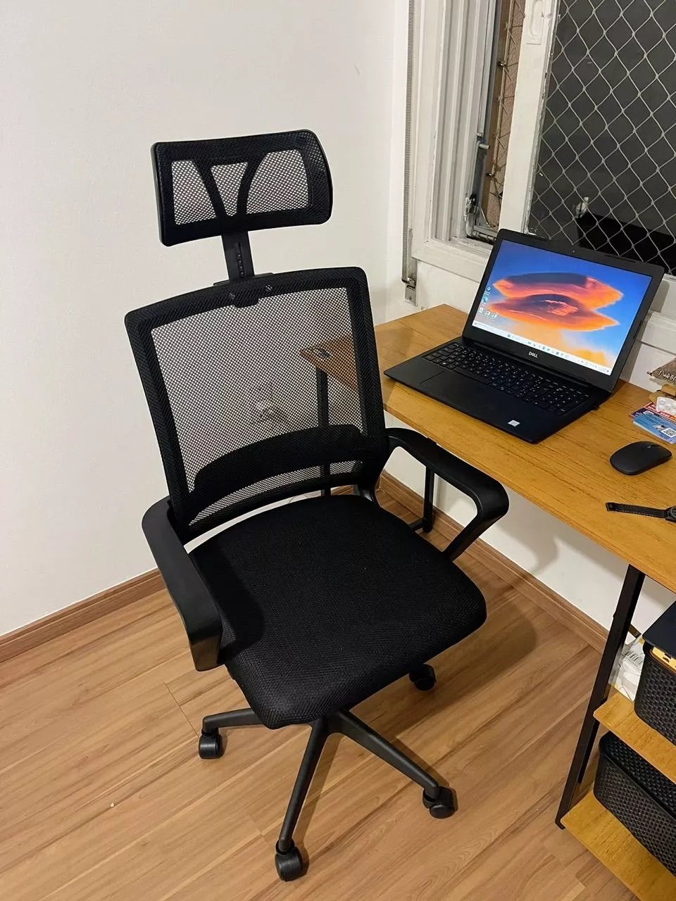 Cadeira de Escritório Executiva Pro Preta Estofada em Tela Mesh com Apoio de Cabeça Magazine Decor