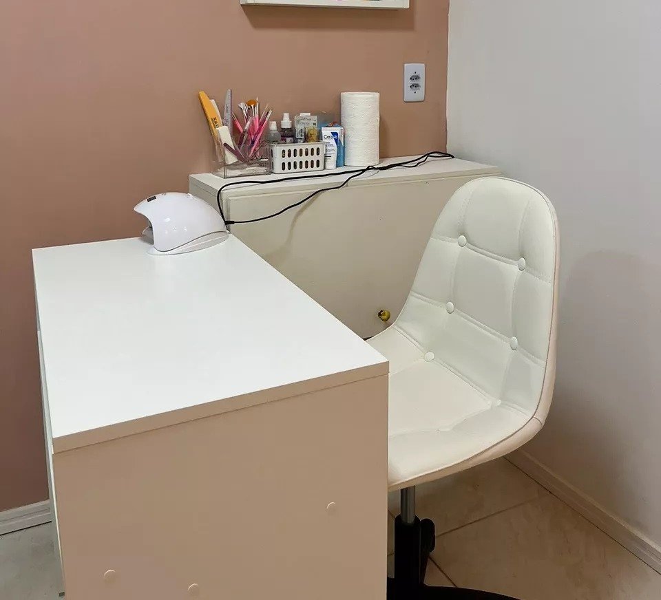 Cadeira Office Ergonomica Branca Estofada Confortável em um salão Magazine Decor