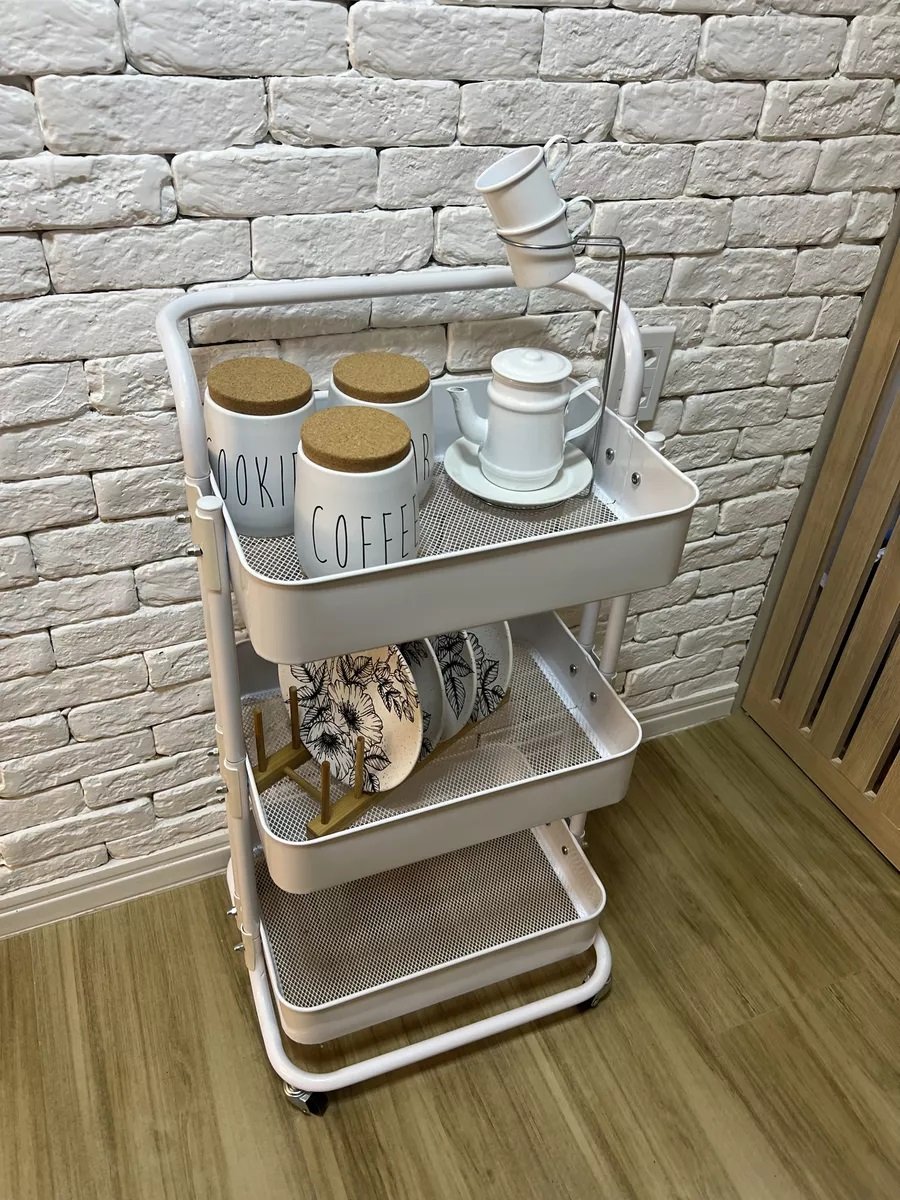 carrinho multiuso branco organizado louças e alimentos em uma cozinha magazine decor