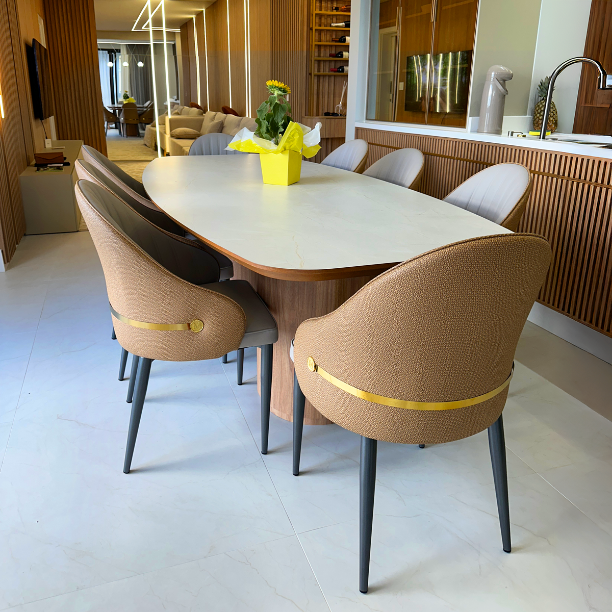 cadeira de jantar estofada desgin la martina bege com base de metal preta magazine decor 2