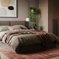 cama de casal box com edredon e lencol com plantas decorativas espelho e tapetes magazine decor