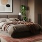 cama de casal box com edredon e lencol com plantas decorativas espelho e tapetes magazine decor