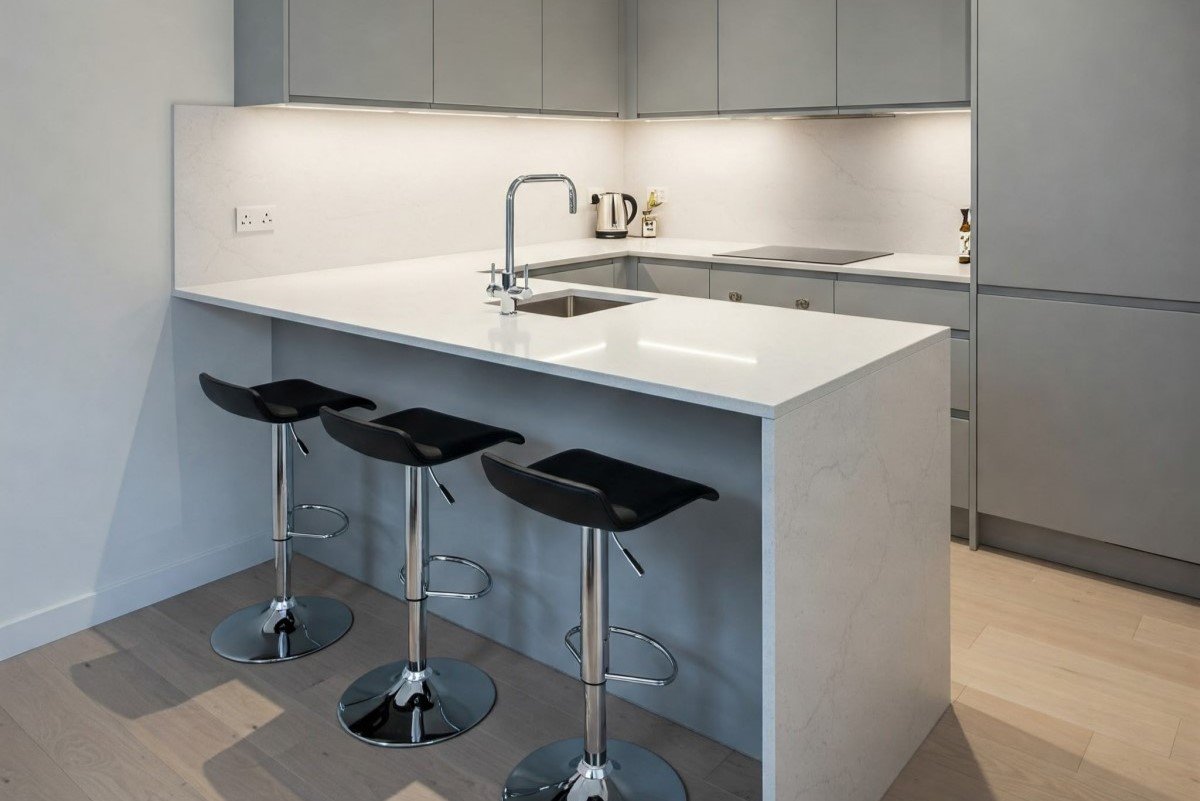 banqueta alta moderna giratoria com estofado cor preta em uma bancada americana magazine decor