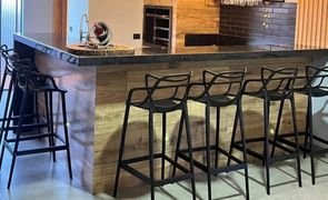 banqueta alta allegra em uma bancada americada magazine decor
