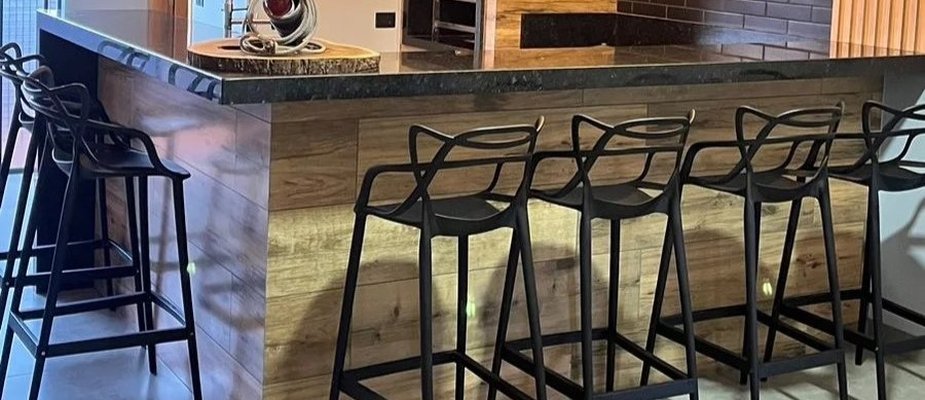 Como Escolher a Altura Certa da Banqueta para Sua Ilha ou Balcão