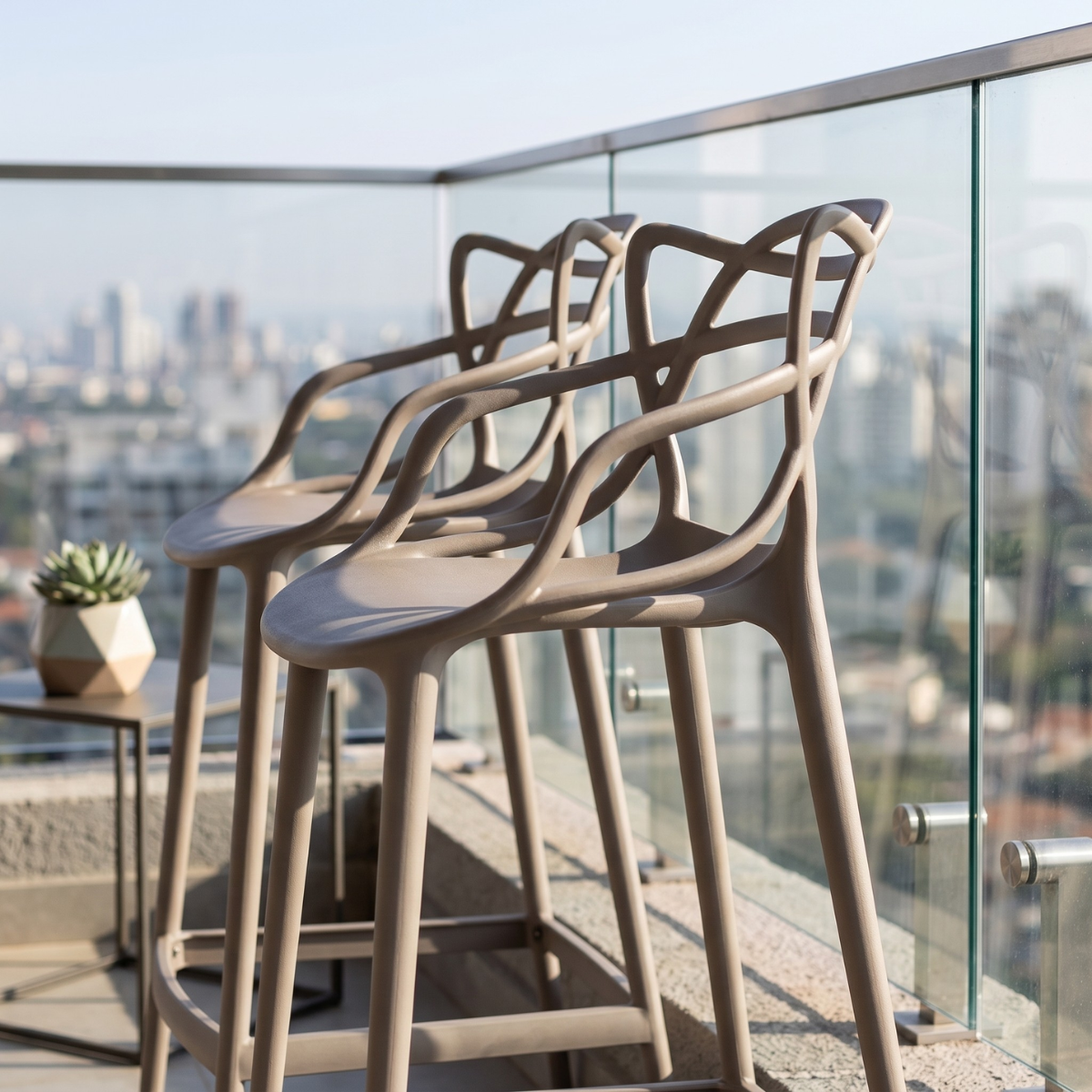 cadeiras de polipropileno modernas para area externa e varanda magazine decor